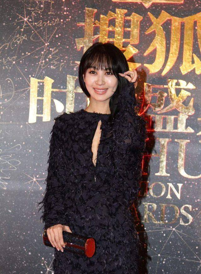 黑色 杨颖暧昧灯光“浪叫”，李菲儿“胸部镂空”惹美，黄晓明：送上云