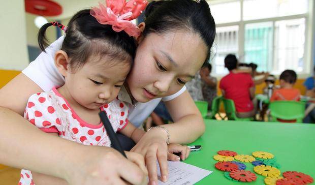 安全感|幼儿园假期延长，开学后孩子不愿上学咋办？老师：父母做好3件事