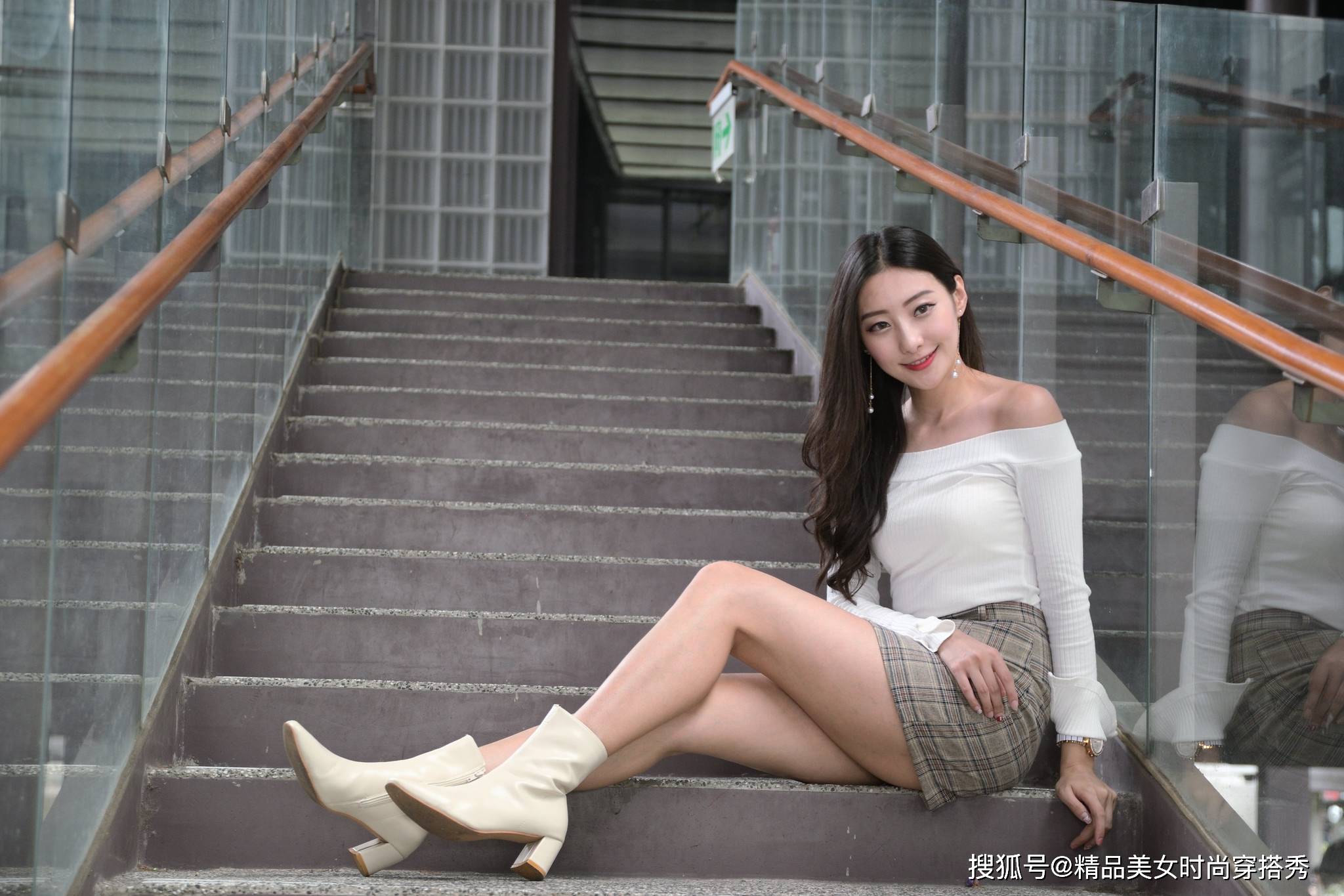 短裙 白色针织打底衫加灰色格纹半身短裙，保暖又不失风度