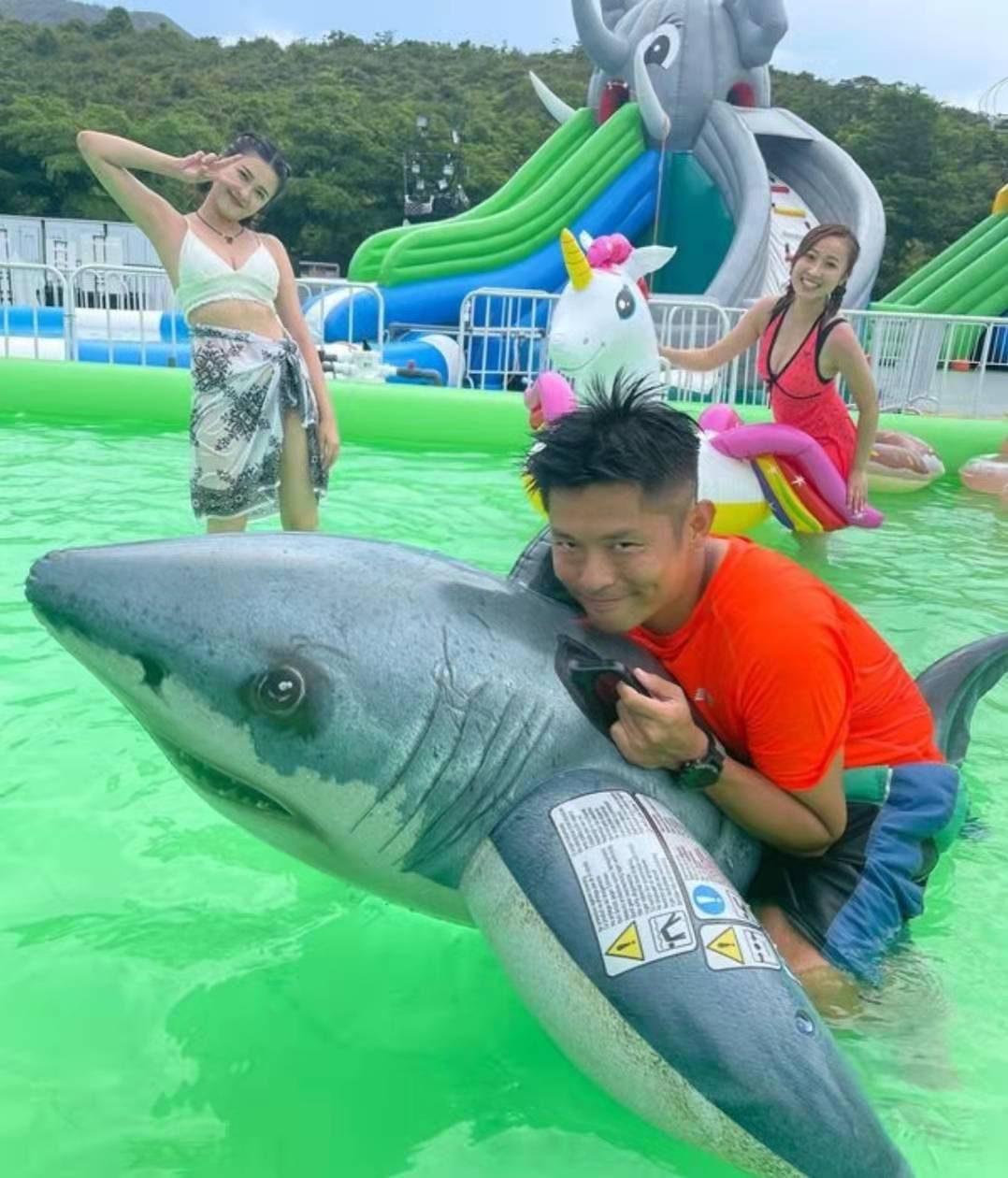 亮点|泳衣上阵大秀事业线，TVB人气小花腰间肥肉成亮点，被吐槽有失美感