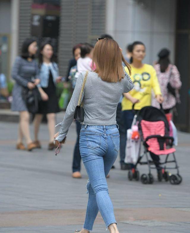 显得 “重回”街头的打底裤，中年女士这么穿，也许是另一种感受