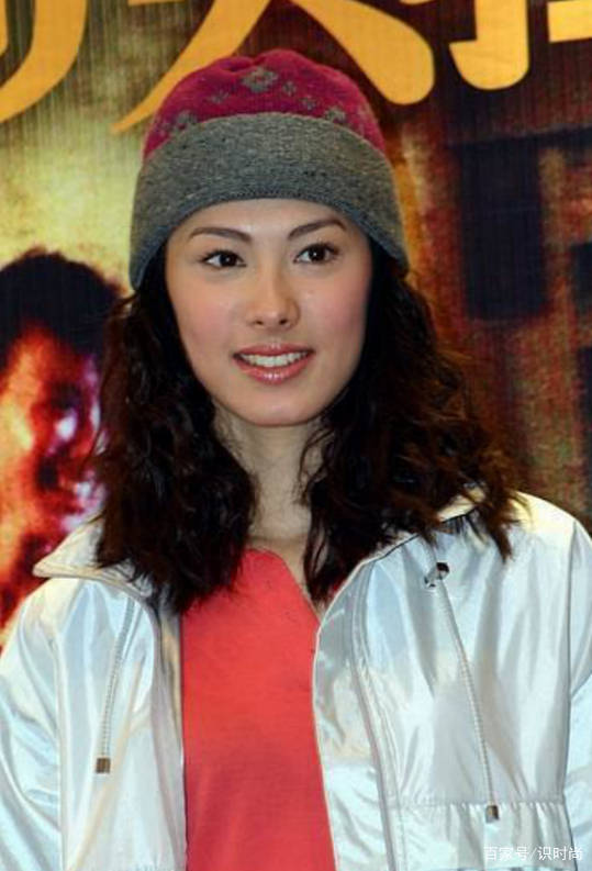 整体 梁洛施生活挺惬意的，穿搭鲜艳没有约束，比嫁入豪门还要舒坦