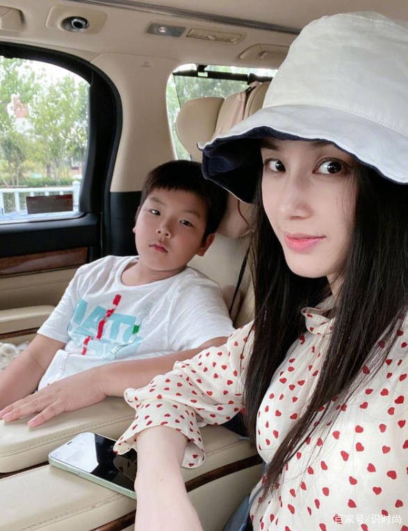 设计 黄圣依穿超短裤拍亲子照,9岁儿子快跟妈妈高,母子合照像俩姐弟