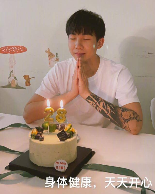 原创张晋蔡少芬偷偷给白举纲惊喜特意买蛋糕为他庆生真是神仙友谊