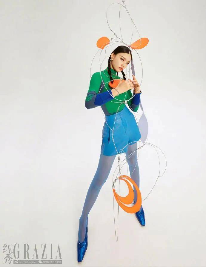 高跟鞋 当红女星林允摩登撞色大片超艳丽！雪肤玉貌太性感迷人