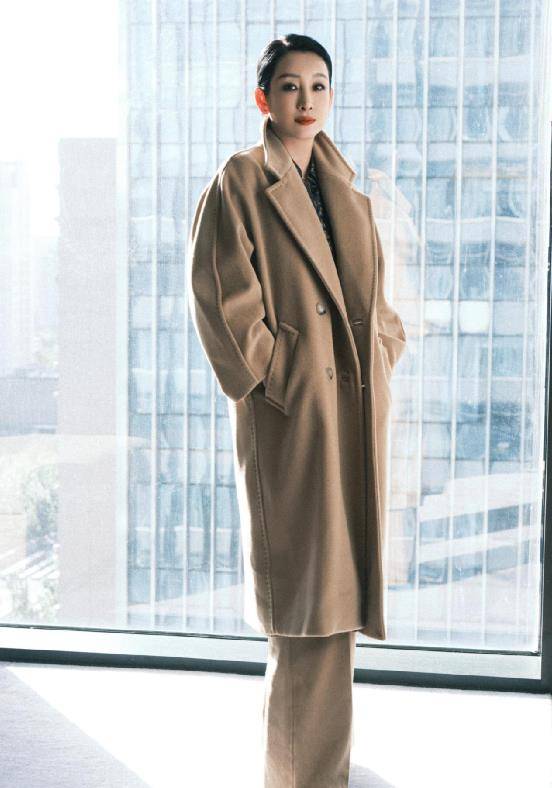 设计 秦海璐气质真是不一般,毛衣开衫搭休闲裤,温柔优雅魅力十足