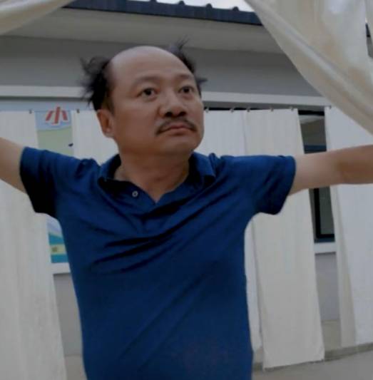 什么|“谢广坤”参加酒局被美女搂肩，两人贴脸大笑，一旁男士不敢看