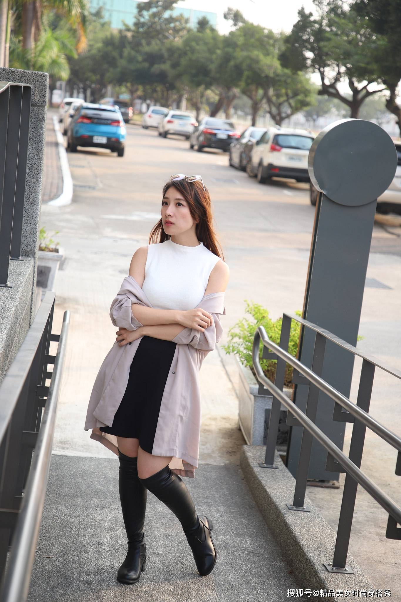 黑色 白色的无袖背心，下搭黑色的半身裙与黑色过膝长靴帅气又时尚