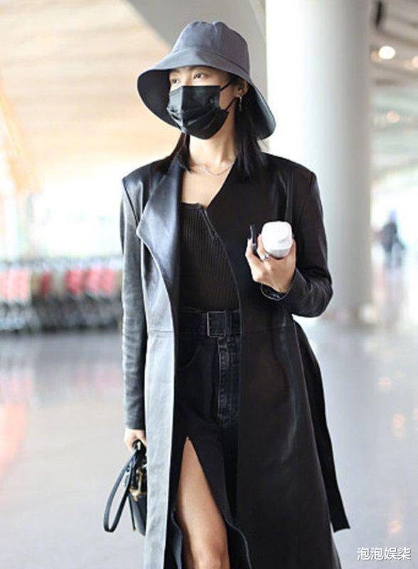 个性 辛芷蕾穿搭越来越前卫！黑色长款皮衣搭开衩式牛仔裤，时髦显高级