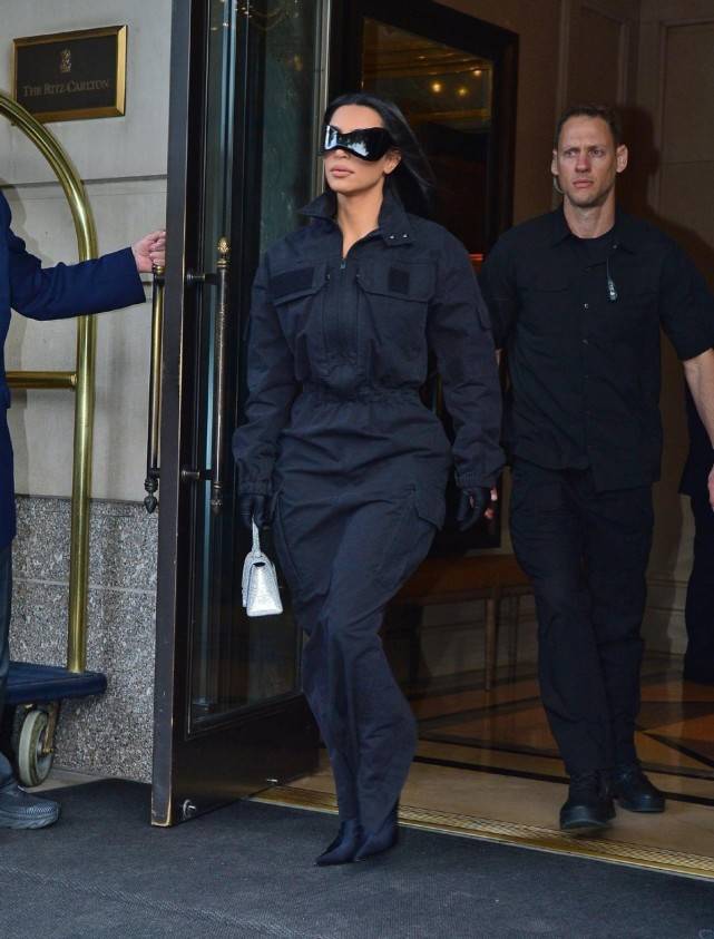 设计 金卡戴珊的蝙蝠女造型好酷！拎35万元的手提包，倒三角身材扭成S型