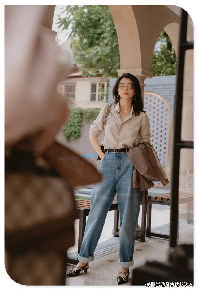 时尚 无论女人多大年纪，秋装这样搭配“法式衬衫+牛仔裤”才减龄，超好看