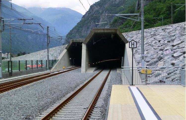 阿尔卑斯山脚下一条最长隧道，斥资661.5亿，耗时17年建成