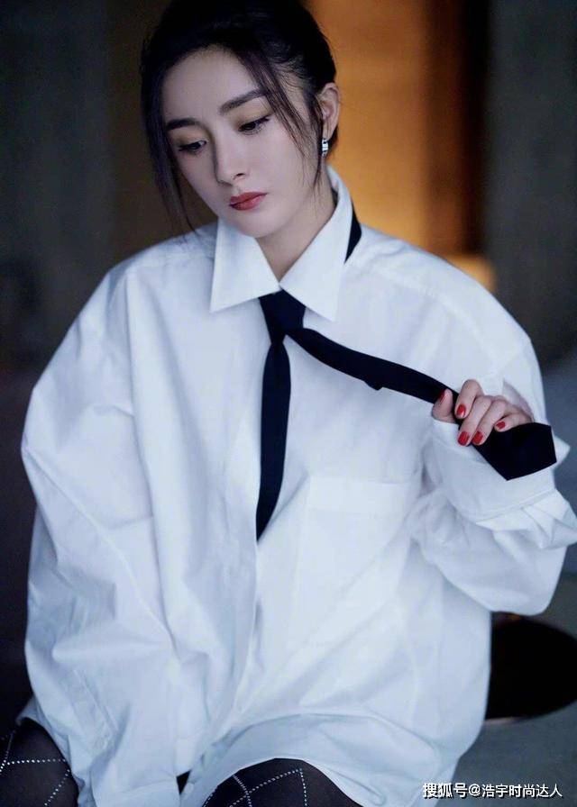 气息 杨幂时尚功底不一般！穿白衬衫系领带，用马丁靴完美秀腿长