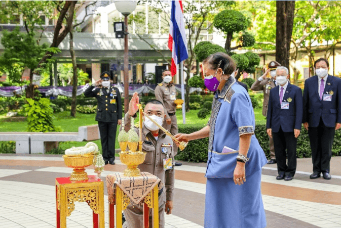 黑色 诗琳通公主换风格，穿完粉红色换蓝色显嫩，只是黑色运动鞋真不搭