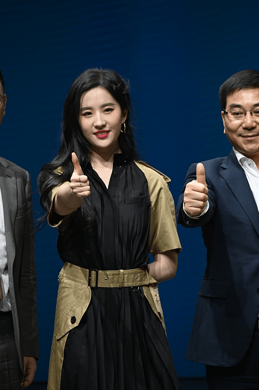 金色 生图下的刘亦菲看着有些疲惫，可穿拼色的裙子还很精致，挺美的