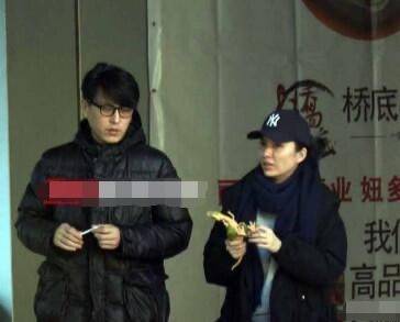 感觉靳东老婆有白发也不染，天生丽质的人不怕暴露，超真实一点不装！