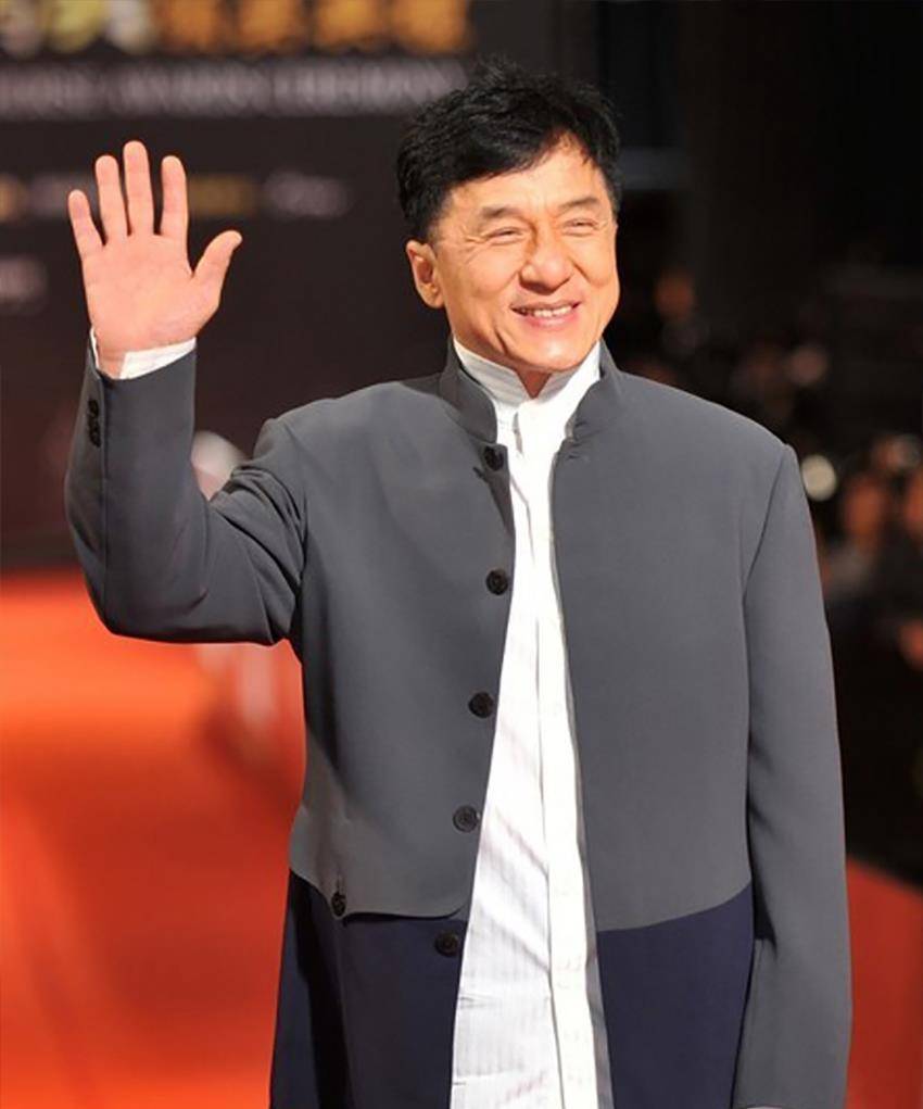 面料 67岁成龙满脸皱纹戴花镜，印花唐装亮相，气质证明“精忠”情怀