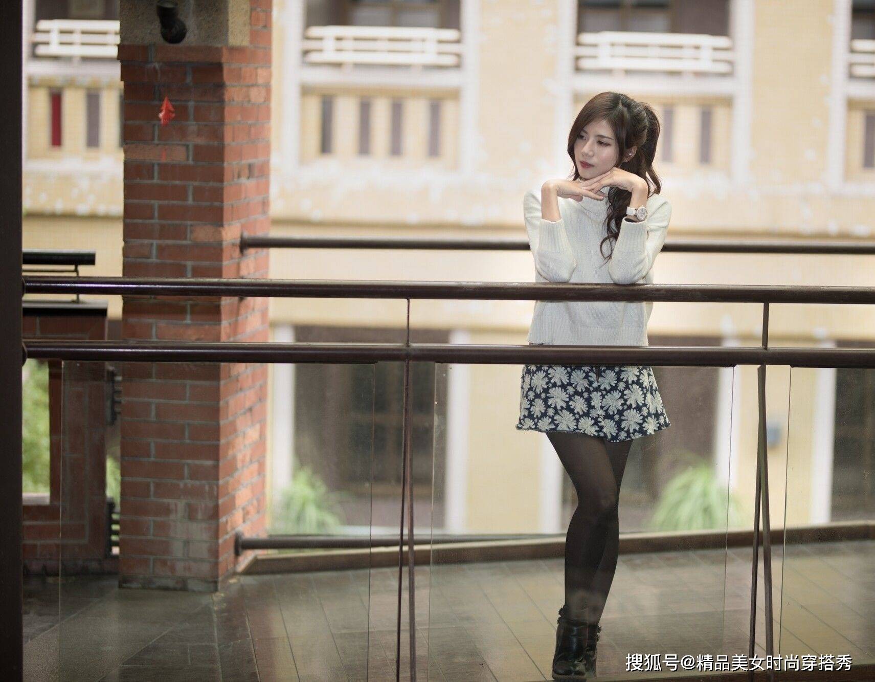 短裙 白色毛衣搭配碎花短裙，休闲又时尚，非常耐看