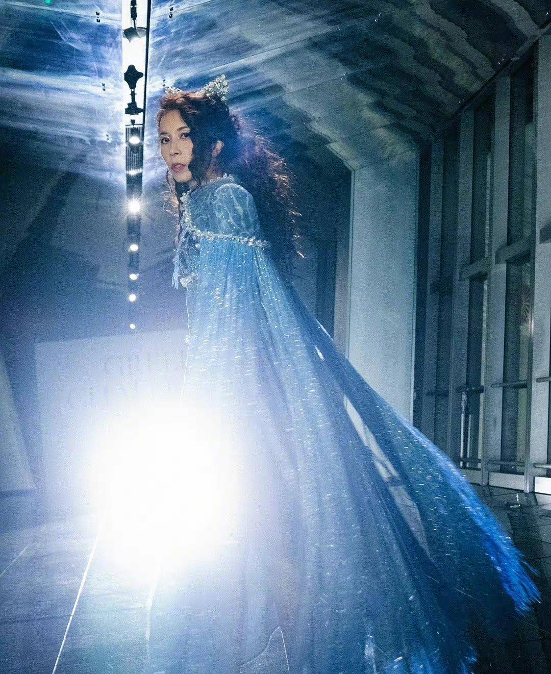 原创             莫文蔚不愧是气质女神，穿蓝色连衣裙优雅华丽，长腿气场堪比超模