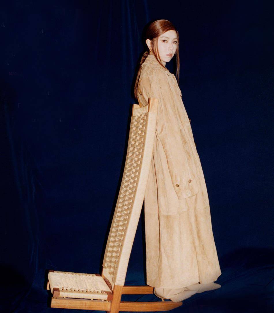 黑色 邓紫棋变身“半熟少女”，驼色穿搭高级又灵动，气质舒服