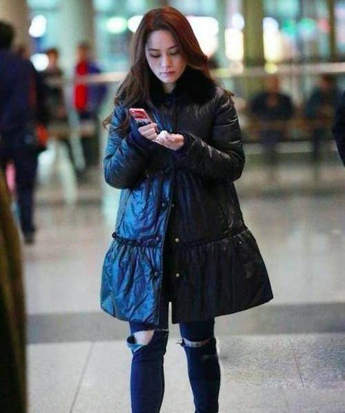 身材 阿娇是有喜了吗？穿米色大衣配碎花长裙也难掩丰腴身，真像怀孕了