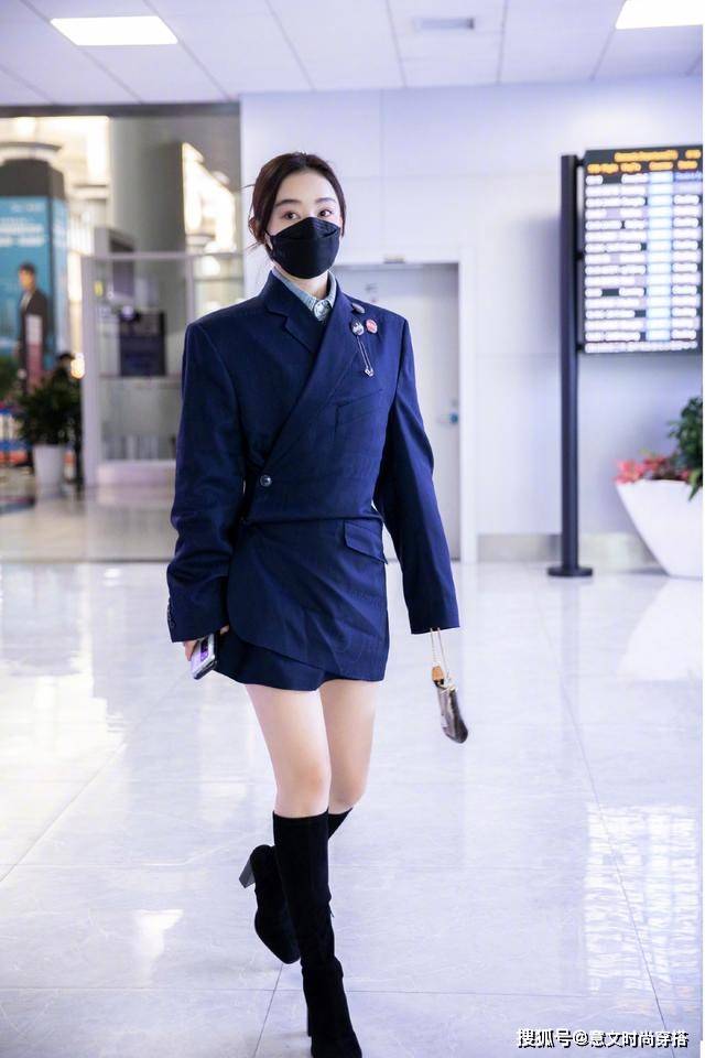 设计 袁姗姗会打扮！藏蓝色长西装搭高筒靴，时尚休闲，腿好长