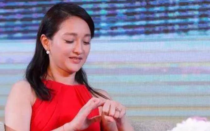 电影 47岁周迅在街头被拍，皮肤暗黄身材干瘦，优雅美丽气质全无