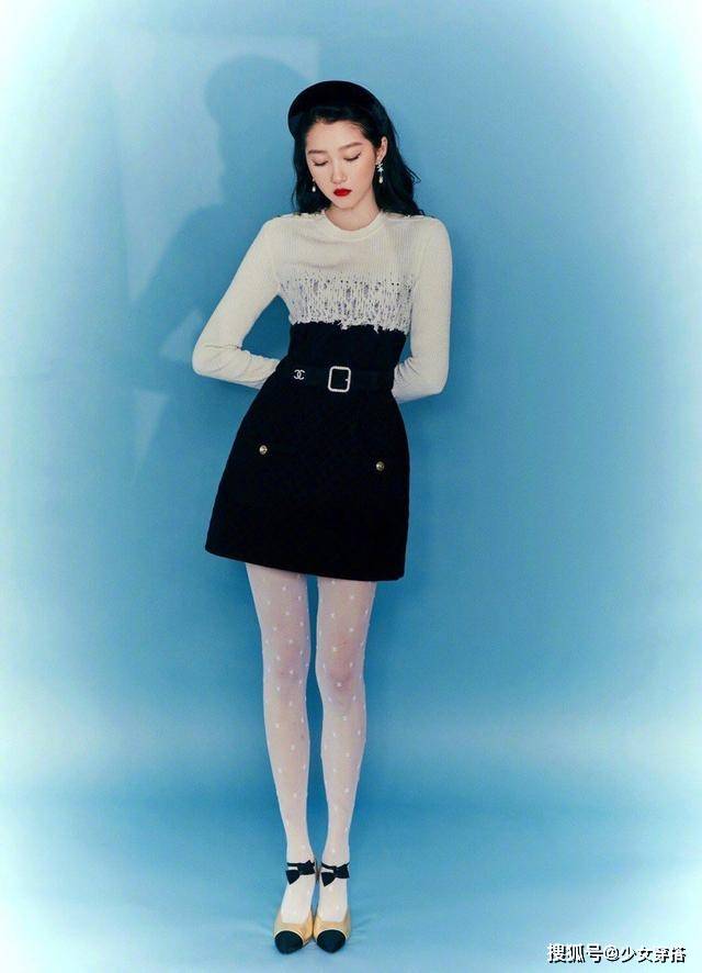 金色 关晓彤穿白丝袜不简单!搭小香风连衣裙既能扮可爱,又能装冷酷