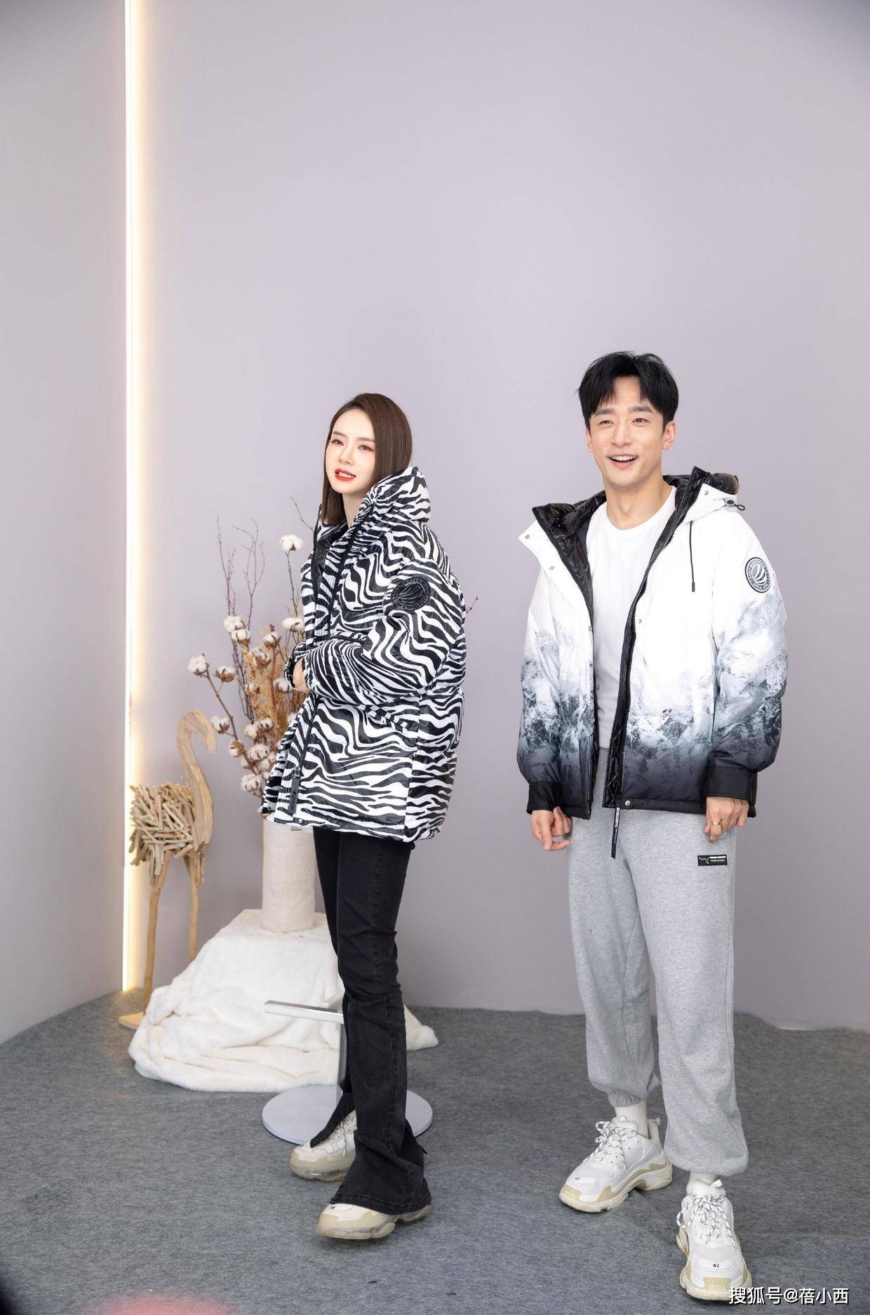 黑色 戚薇浑身帅气感,穿皮毛夹克与李承铉走机场,真是“神仙眷侣”