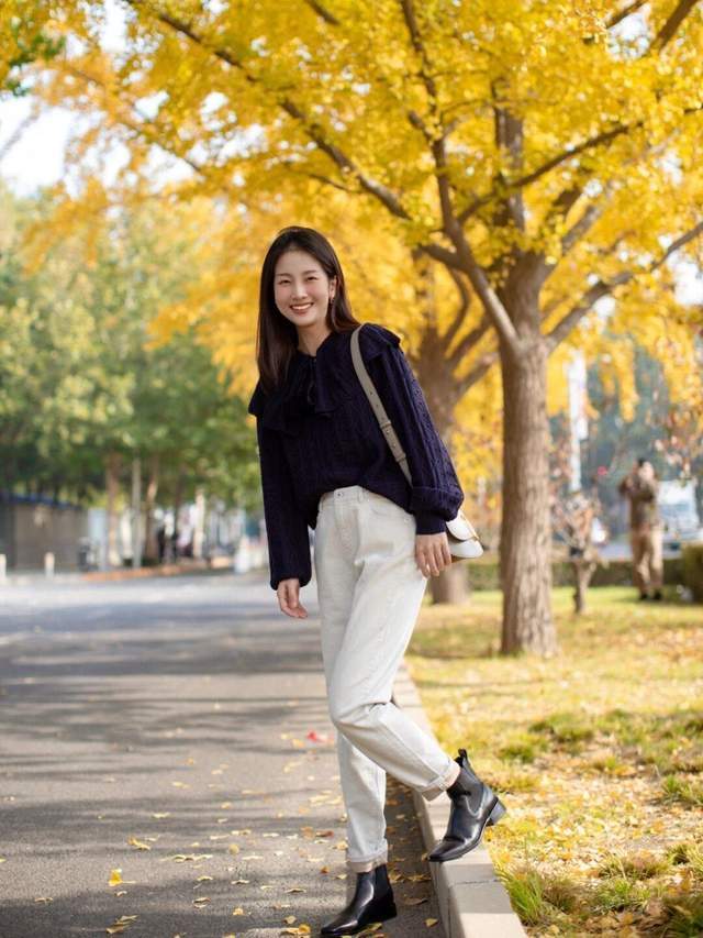 整体 秋冬怎么穿出优雅的气质感？碎花裙+紫色大衣，时髦又不失女人味