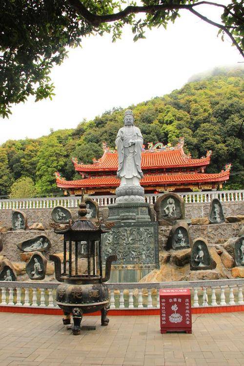 广东梅山莲花寺里的石雕滴水观音高清图片