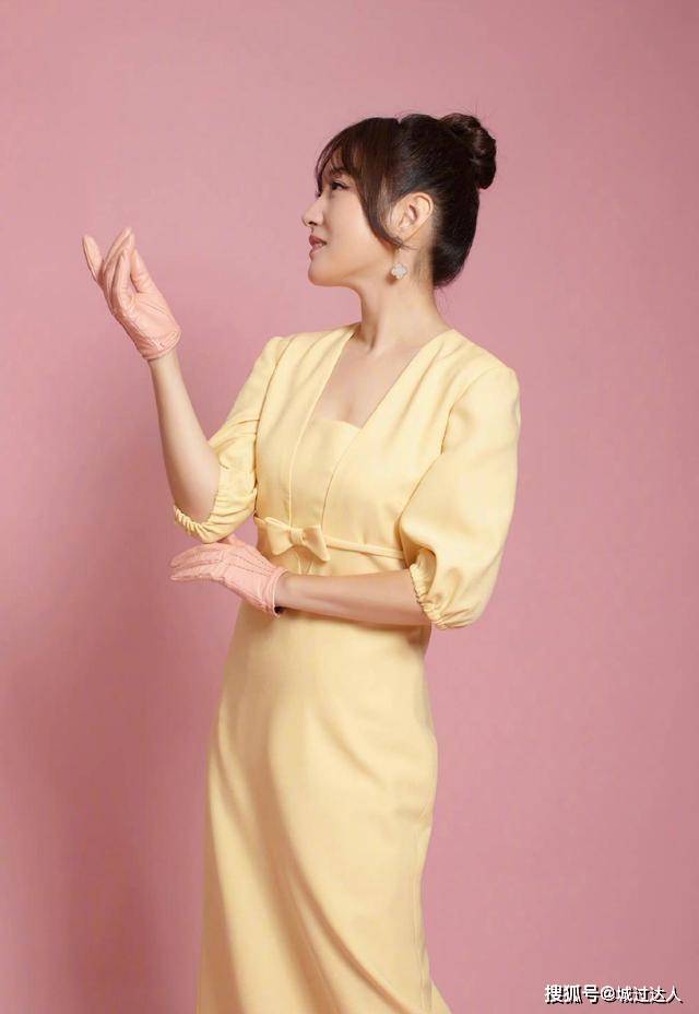 设计 杨钰莹气质绝佳，蓝色羽绒服搭半身裙，原来选对色彩这么减龄