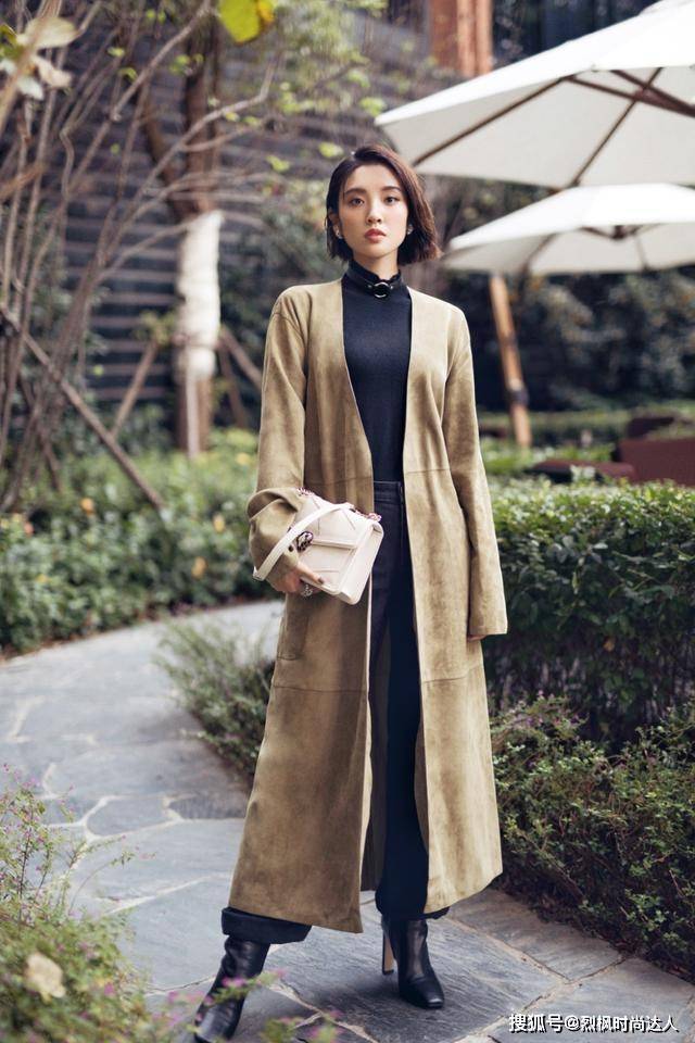 原创唐艺昕越穿越大胆低领蓝色波点连衣裙熠熠生辉尽显高贵气质