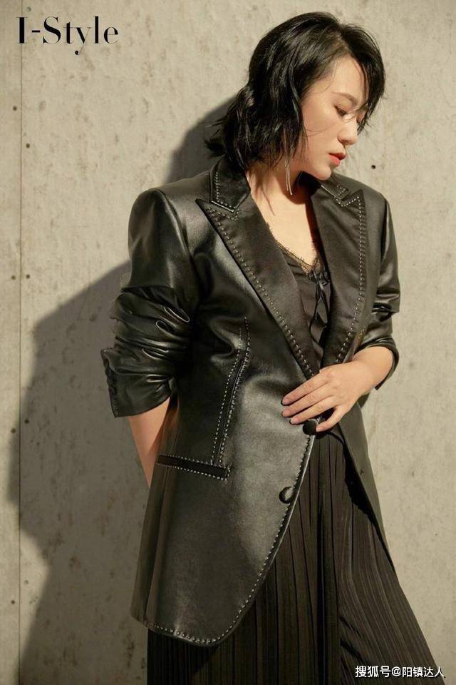 设计 38岁马丽优雅知性，一身白色西装套装，穿出大女人气场