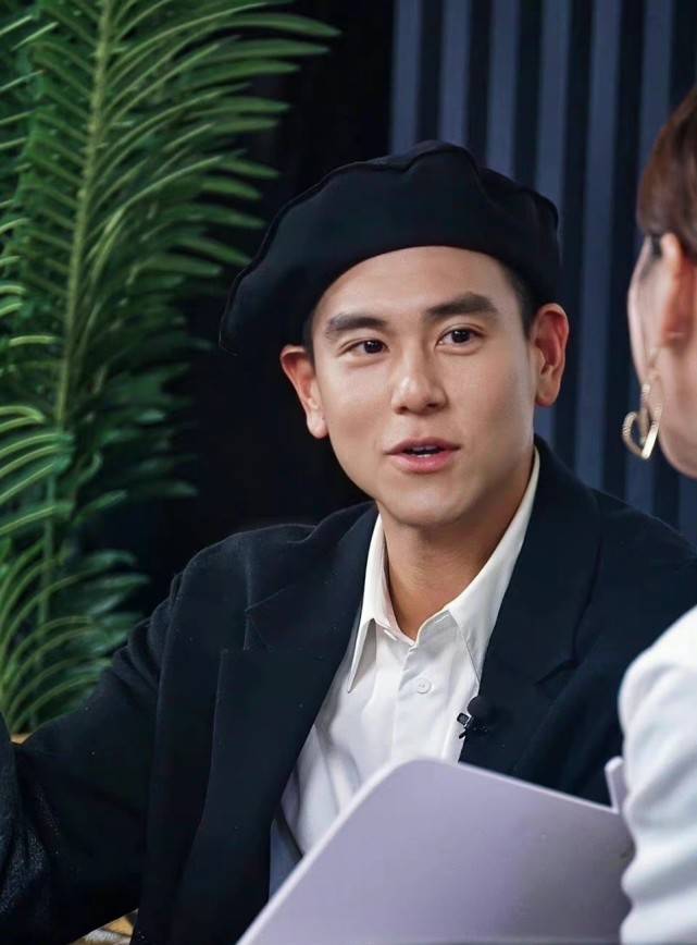 路人镜头下的彭于晏生图出圈状态太好黑色贝雷帽少年感满满