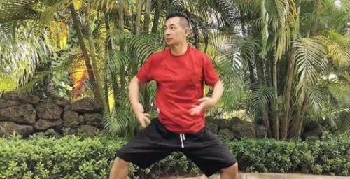 显得 赵文卓不愧是“最帅法海”，穿红T恤配黑中裤，尽显成熟硬汉身材