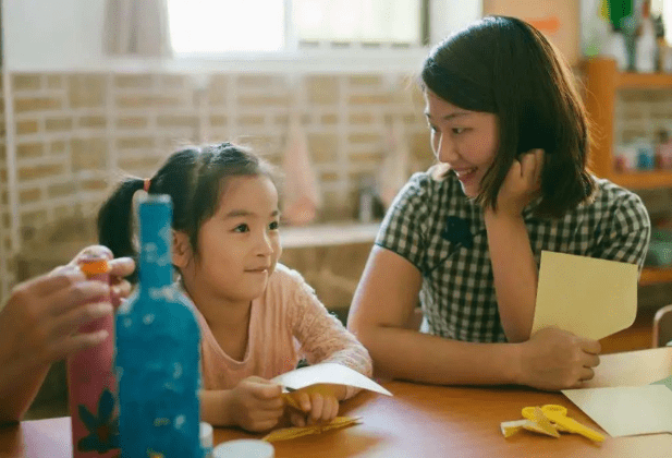 家长|幼师错发“不雅视频”到家长群，学校果断辞退，家长：处罚过重