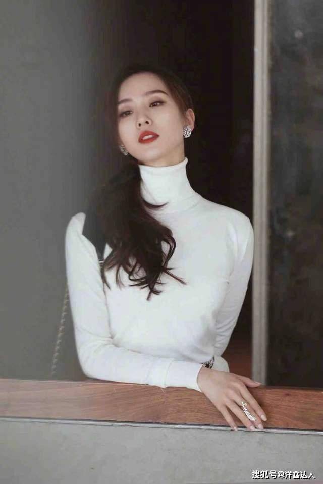 短裙 刘诗诗气质优雅，白色高领衫配短裙秀好身材，筷子腿太抢眼