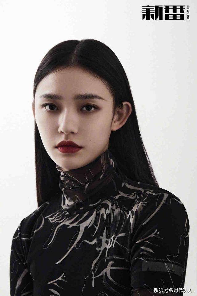 黑色 林允时尚表现力超强!绿西装搭黑色五分短裤,慵懒与优雅并存