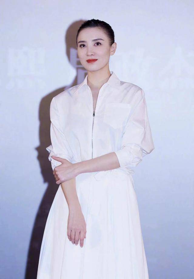 宋佳 宋佳穿搭接地气，白色连衣裙简约优雅，造型干净清爽还抢眼