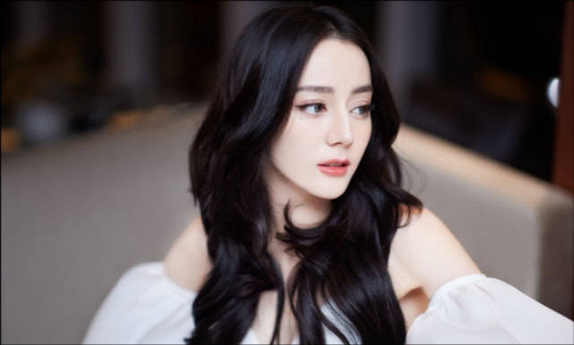 成功女生想整成迪丽热巴，整容失败留下疤痕，哭诉称不敢出去见人了
