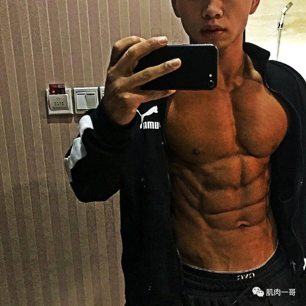 肉体|四川筋肉教练浴室自拍照疯传，这肉体太可了