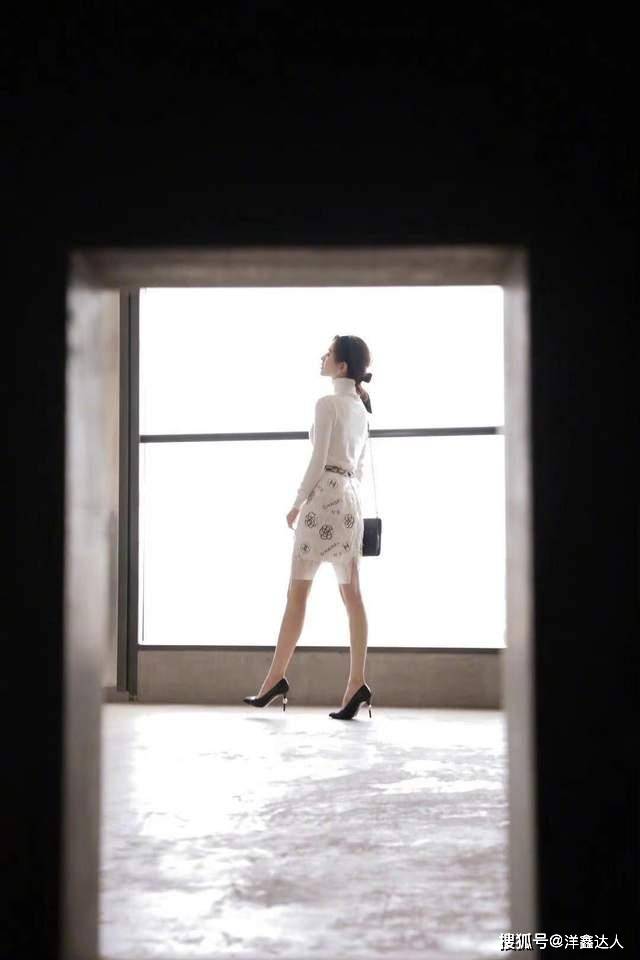 短裙 刘诗诗气质优雅，白色高领衫配短裙秀好身材，筷子腿太抢眼