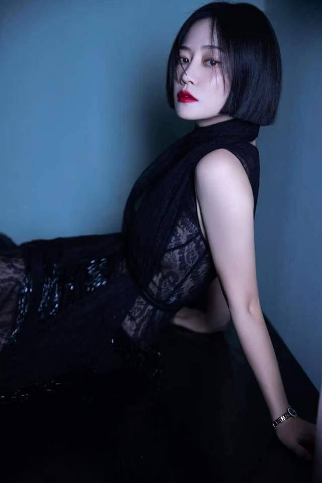 显得 谭卓穿出女人味！紫色长裙展现完美身材，明媚又温柔