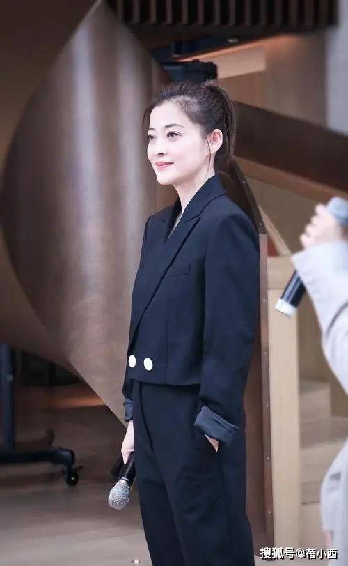 设计 梅婷在国外真会穿，穿黑白花纹外套凹造型，扑面而来的高级感！