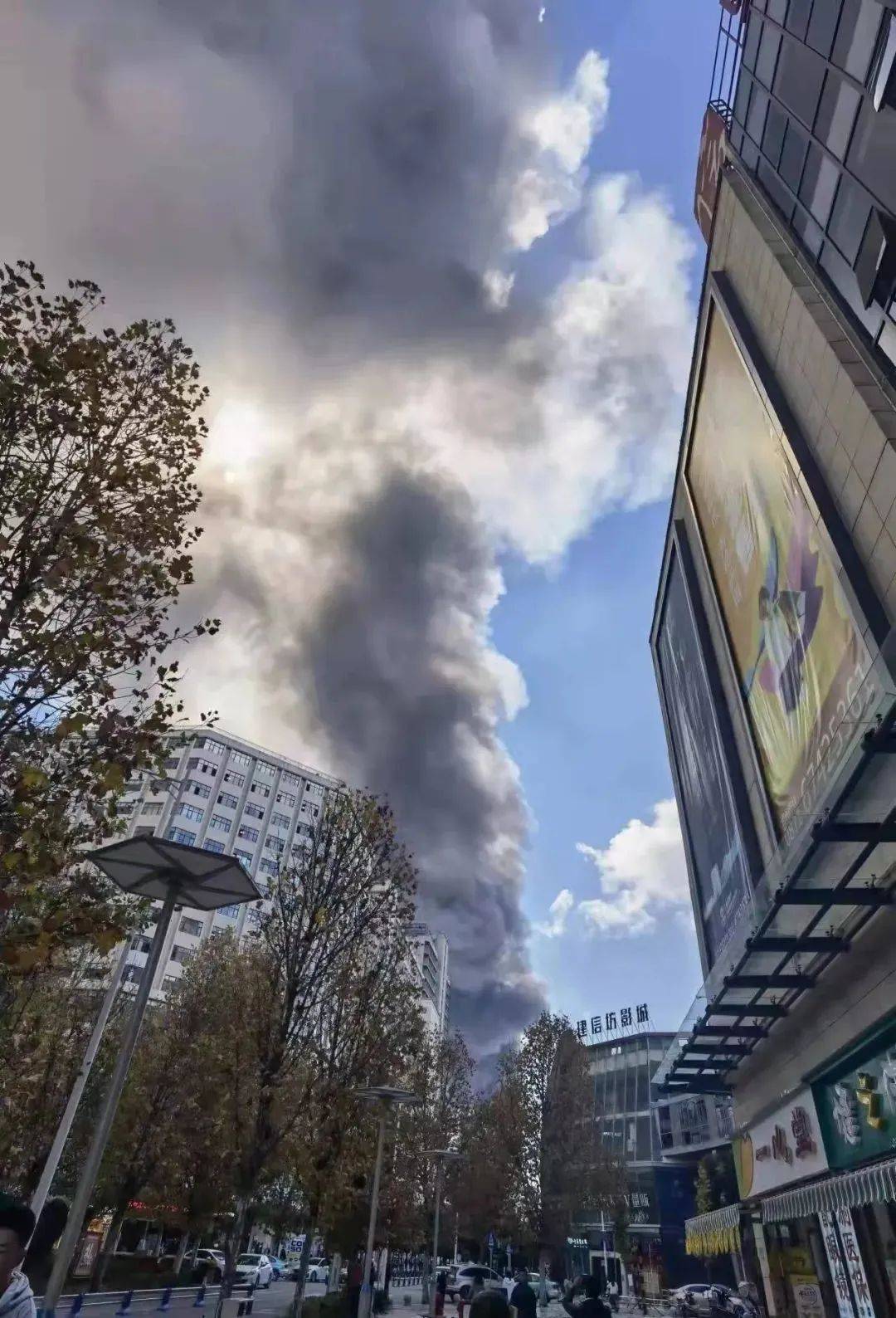 突发事故大火狂烧5小时昆明一物流仓库突发火灾