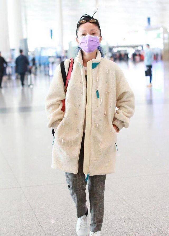 羊羔 周迅穿衣好时尚，穿奶白色羊羔毛大衣搭格纹裤，洋气减龄