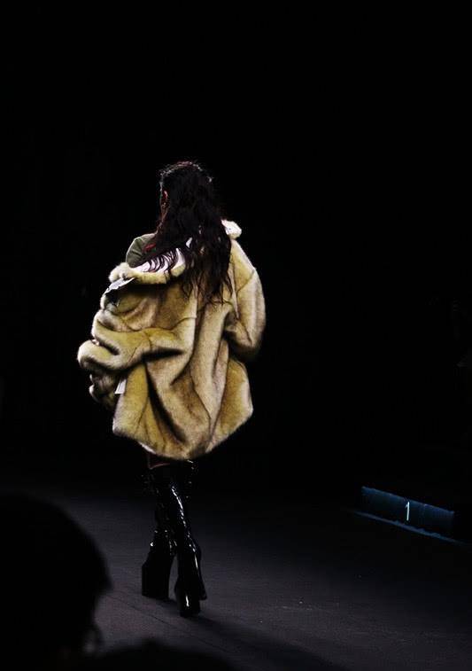 切换 陈志朋再登T台，切换两套原始风造型，穿羽绒服踩木靴够有气场！