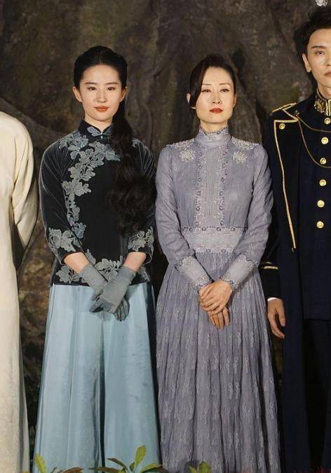 颜照来 刘亦菲与刘敏涛合照被比下去了,虽乖巧可人但气场却输了一大截