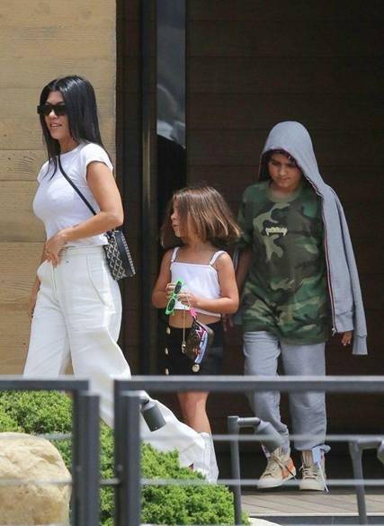 利器 考特尼·卡戴珊一身白堪称减龄利器，阔腿裤为身高“补拙”显气场